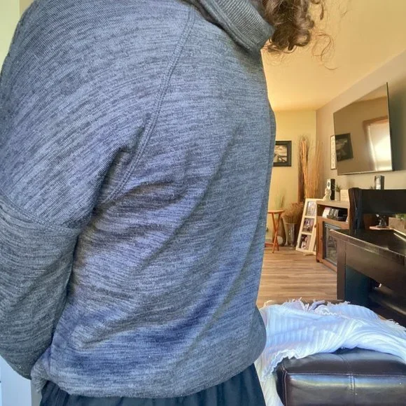 𝅺Athleta Sweater - Picture 3 of 4